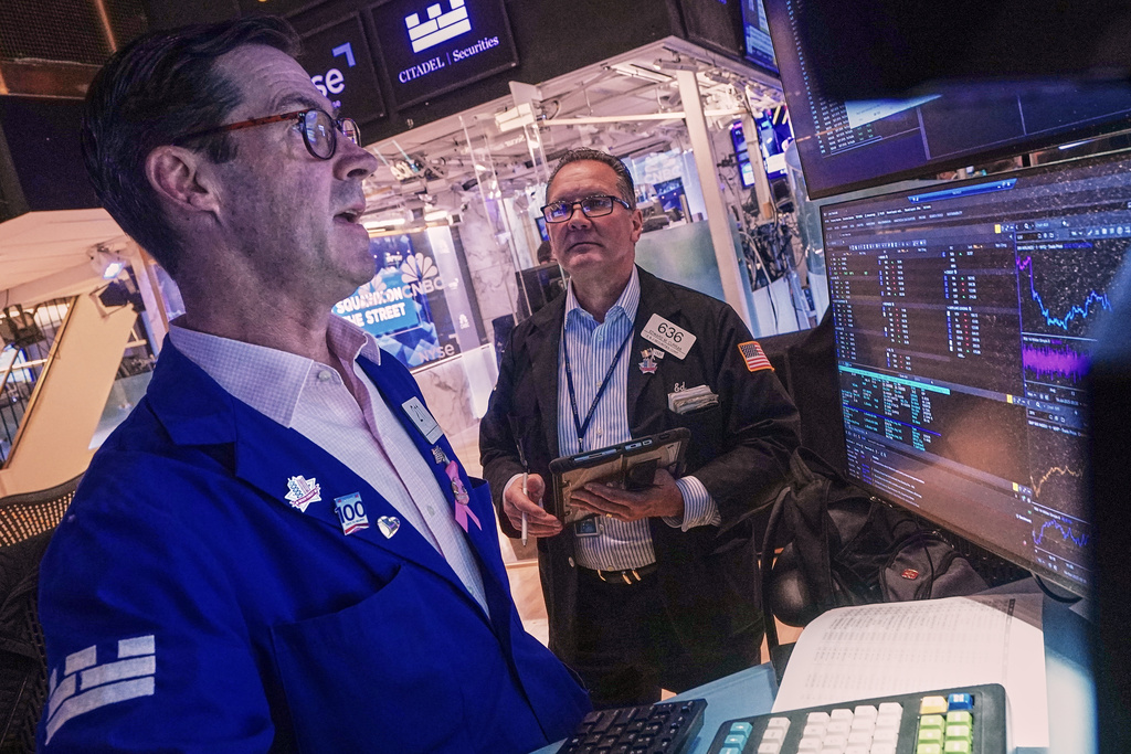 Wall Street Gains Amid Tech, Bank Earnings & Trade Tensions
