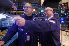Global sell-off drags US stocks lower again
