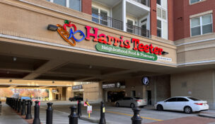 Dunn Loring, Virginia - November 22, 2023: Outside of a Harris Teeter grocery store supermarket. Depositphotos.com