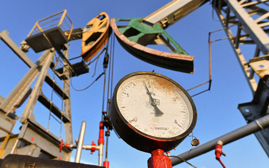 A view shows a pressure gauge near oil pump jacks outside Almetyevsk in the Republic of Tatarstan, Russia June 4, 2023. REUTERS/Alexander Manzyuk