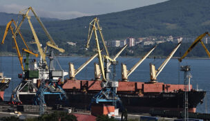 A view shows the Yan Dun Jiao 1 bulk carrier in the Vostochny container port in the shore of Nakhodka Bay near the port city of Nakhodka, Russia August 12, 2022. REUTERS/Tatiana Meel