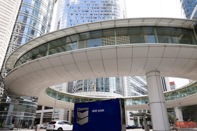 A Chevron logo outside the Chevron building in Houston, Texas, U.S. August 19, 2025. REUTERS/Kaylee Greenlee