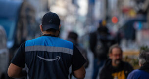 An Amazon employee delivers packages in downtown San Francisco, California, U.S., January 26, 2026. REUTERS/Carlos Barria