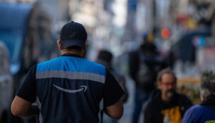 An Amazon employee delivers packages in downtown San Francisco, California, U.S., January 26, 2026. REUTERS/Carlos Barria