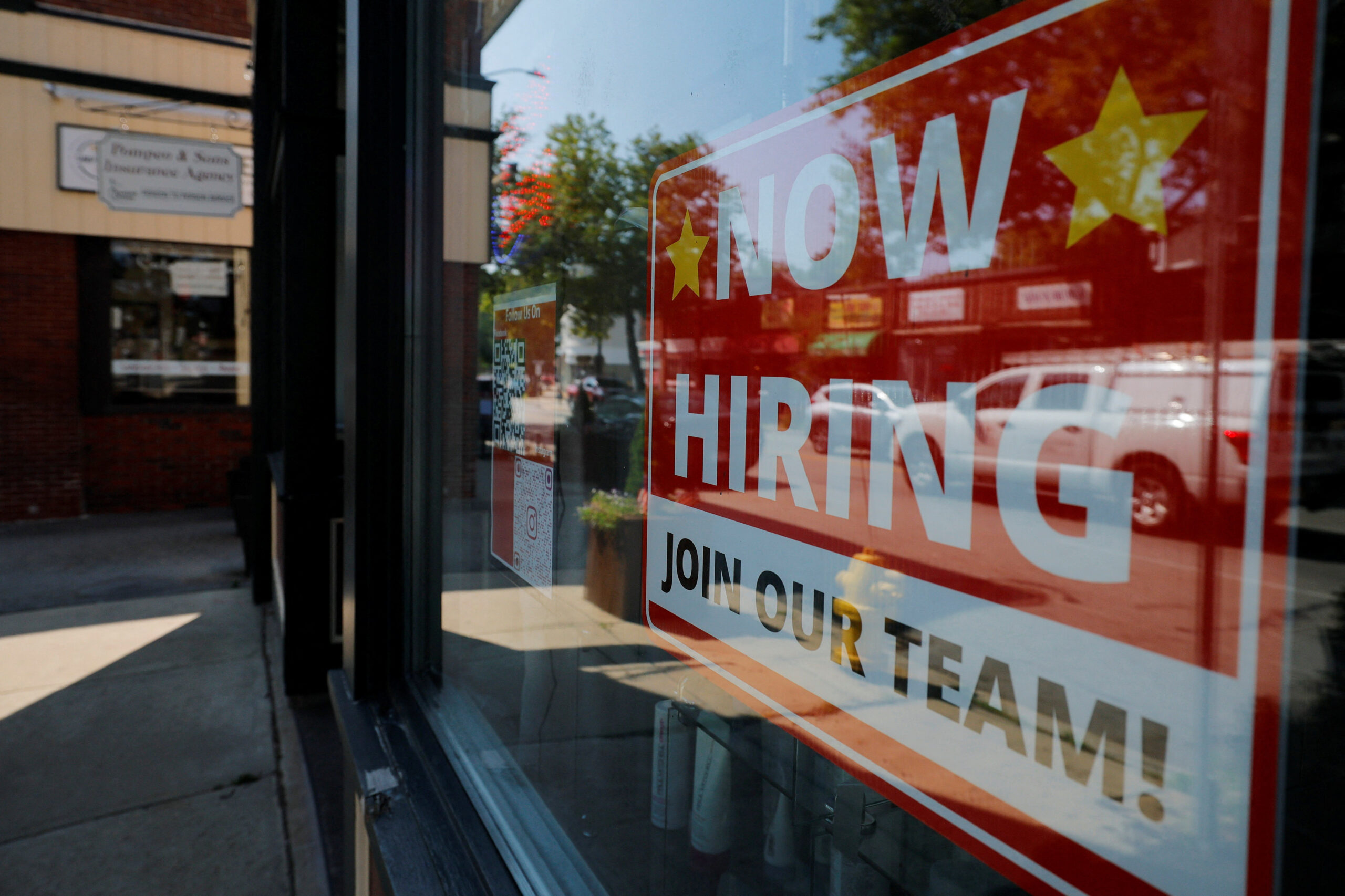 US weekly jobless claims rise slightly