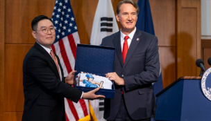 In December 2025, Gov. Glenn Youngkin and LS Cable & System CEO Bon-kyu Koo announced LS Cable’s plans for a second major manufacturing campus in Chesapeake. Photo courtesy Hampton Roads Alliance