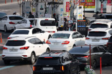 Cars line up at a gas station in Seoul, South Korea, March 9, 2026. REUTERS/Kim Hong-Ji