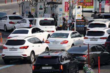 Cars line up at a gas station in Seoul, South Korea, March 9, 2026. REUTERS/Kim Hong-Ji