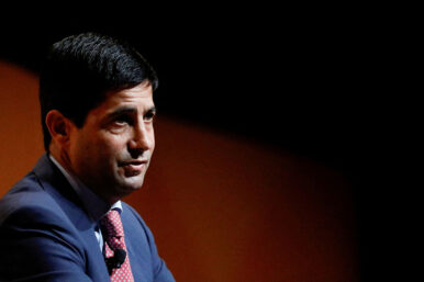 FILE PHOTO: Kevin Warsh, Fellow in Economics at the Hoover Institution and lecturer at the Stanford Graduate School of Business, speaks during the Sohn Investment Conference in New York City, U.S., May 8, 2017. REUTERS/Brendan Mcdermid/File Photo