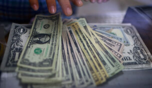 The employee of a currency exchange shop counts U.S. dollar banknotes in Ciudad Juarez, Mexico July 27, 2023. REUTERS/Jose Luis Gonzalez