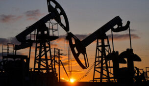 A view shows oil pump jacks outside Almetyevsk in the Republic of Tatarstan, Russia June 4, 2023. REUTERS/Alexander Manzyuk/File Photo