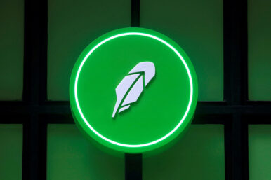 The logo of Robinhood Markets, Inc. is seen at a pop-up event on Wall Street after the company's IPO in New York City, U.S., July 29, 2021. REUTERS/Andrew Kelly/File Photo