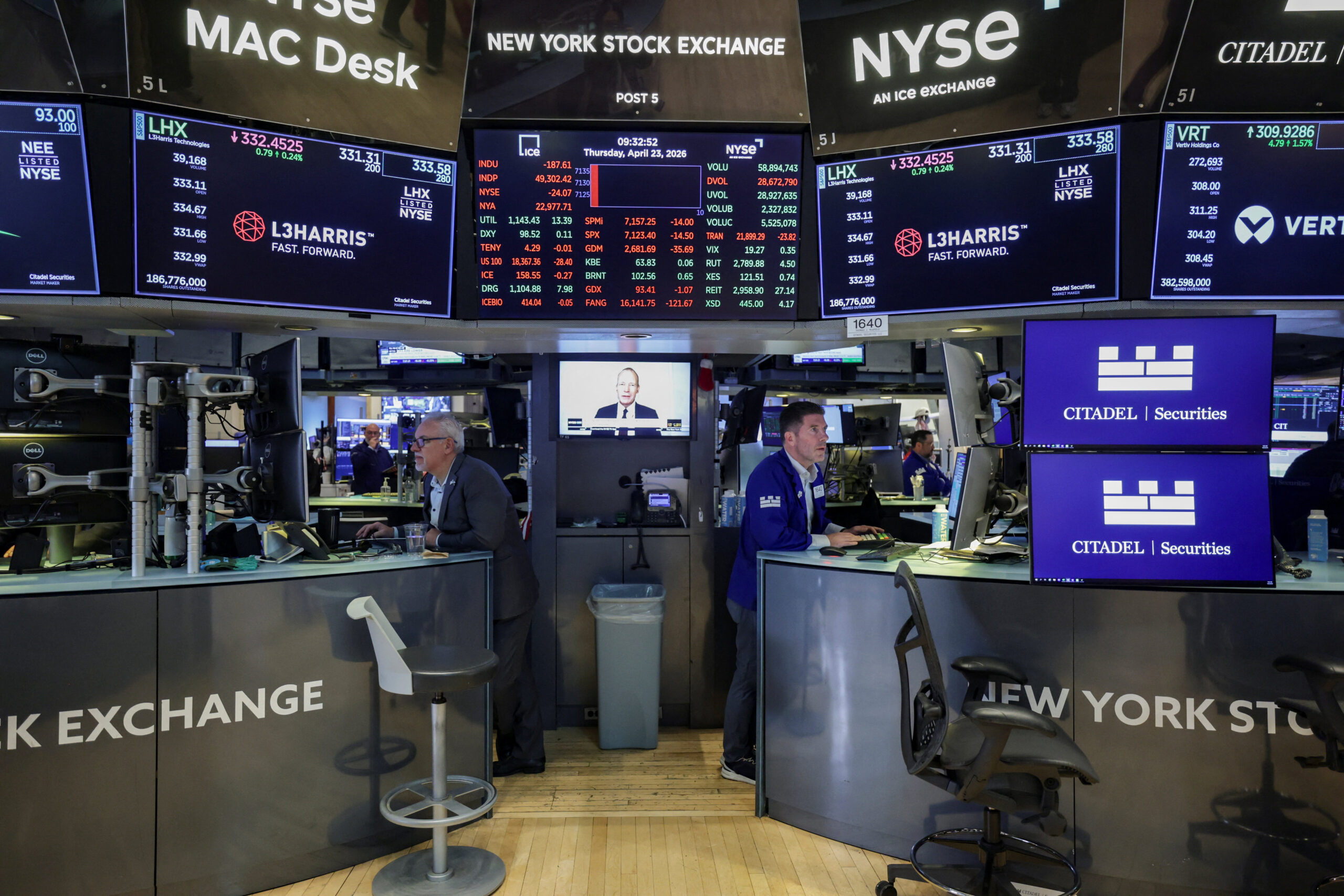 Stocks close lower on fading hopes for quick Iran deal, mixed quarterly earnings