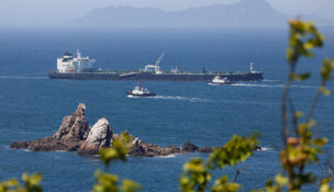 Tugboats guide a crude oil tanker passing through the Strait of Hormuz with its Automatic Identification System transponder turned off, as it navigates the waters at Daesan port, in Seosan, South Korea, May 8, 2026. REUTERS/Kim Soo-hyeon/File Photo
