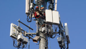 A contract crew from Verizon installs 5G telecommunications equipment on a tower in Orem, Utah, U.S. December 3, 2019. Picture taken December 3, 2019. REUTERS/George Frey/File Photo