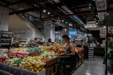 People shop for groceries at a store in New York City, U.S., July 15, 2025. REUTERS/Jeenah Moon