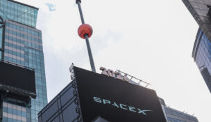 The New Year's eve ball ascends on the day of SpaceX's initial public offering (IPO) in New York City, U.S., June 12, 2026. REUTERS/Brendan McDermid