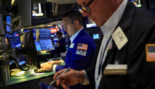 Traders work on the floor at the New York Stock Exchange (NYSE) in New York City, U.S., June 22, 2026. REUTERS/Brendan McDermid