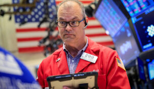 Traders work on the floor at the New York Stock Exchange (NYSE) in New York City, U.S., June 22, 2026. REUTERS/Brendan McDermid TPX IMAGES OF THE DAY