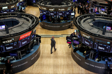 Traders work on the floor at the New York Stock Exchange (NYSE) in New York City, U.S., April 3, 2025. REUTERS/Brendan McDermid/File Photo