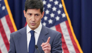 New U.S. Federal Reserve Chairman Kevin Warsh holds a press conference following a two-day meeting of the Federal Open Market Committee (FOMC), at the U.S. Federal Reserve in Washington, D.C., U.S. June 17, 2026. REUTERS/Eric Lee/File Photo