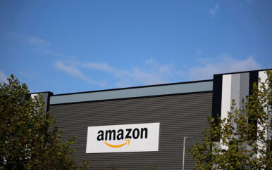 Amazon logo outside an Amazon warehouse in Manchester, Britain, October 28, 2025. REUTERS/Phil Noble/File Photo